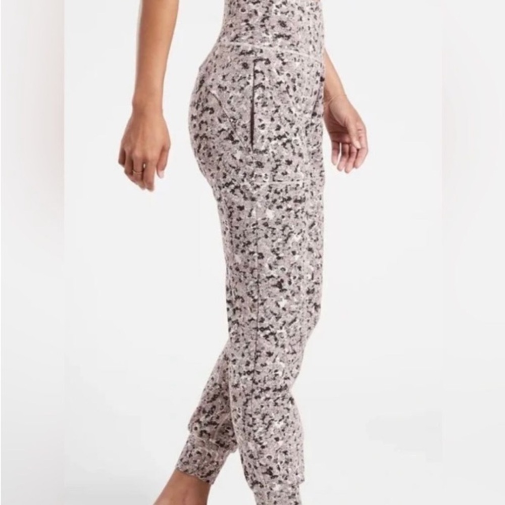 Athleta Salutation textured jogger Meadow Decadent Chocolate L Gym Athleisure